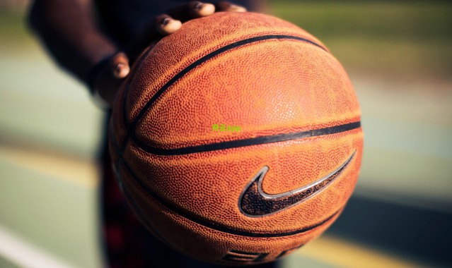 kaiyun_莱万亮相诺坎普，颠球艺术大师，巴萨今夏最亮眼新援登场