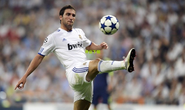 开云网页版_桃花影落飞神剑，卡索拉迟暮相逢引爆足坛温情浪潮