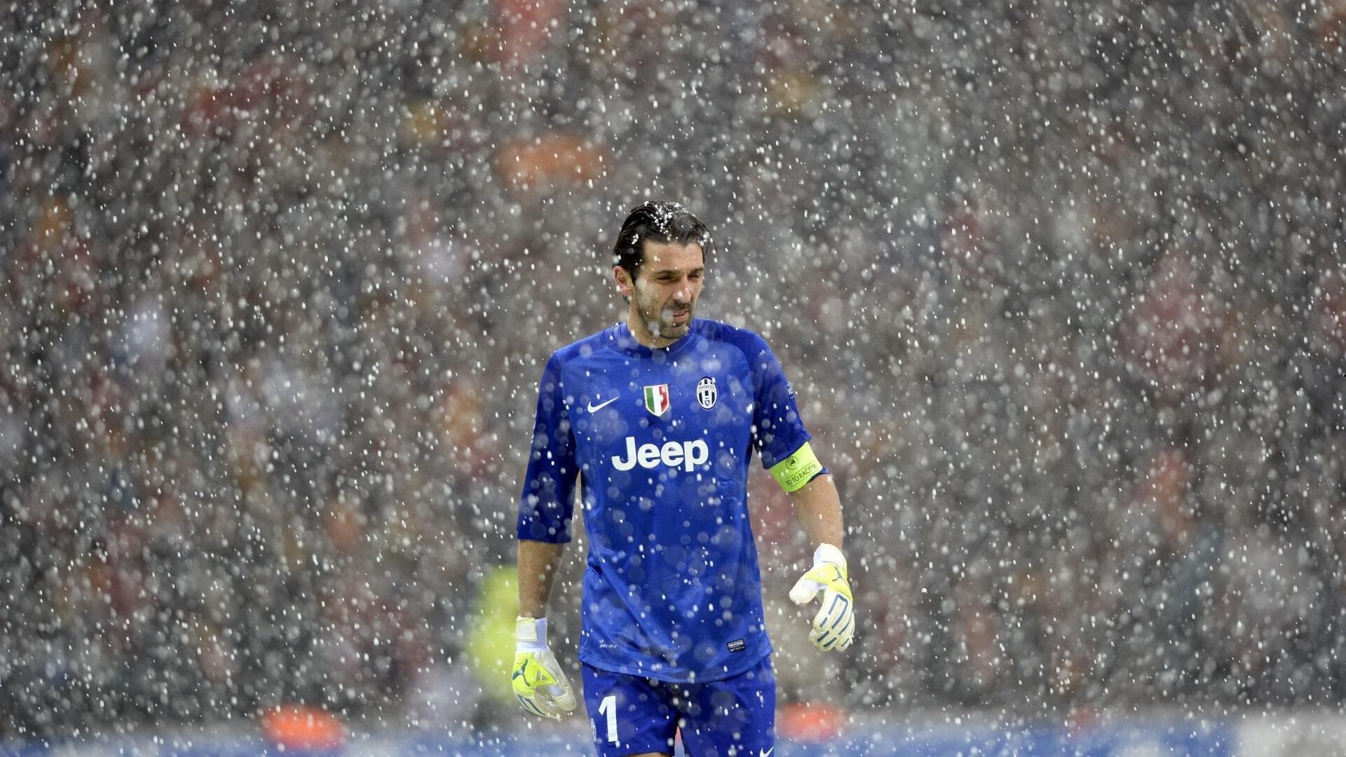 绿茵传奇轨迹解码,从青涩到辉煌,你能猜出这位足坛巨星吗?